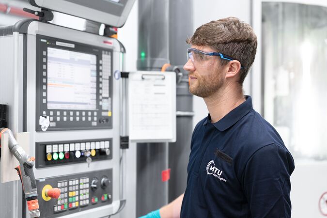 Employee at the control panel of the PECM