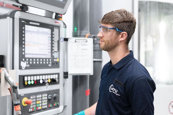 Employee at the control panel of the PECM